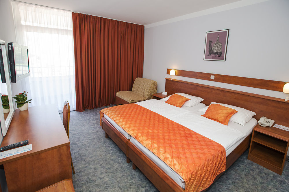 Sunny Baska Hotel By Valamar, Ex Corinthia מראה חיצוני תמונה